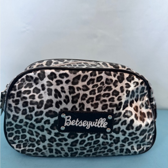 Betseyville by Betsey Johnson EUC large cosmetics case - Picture 1 of 6